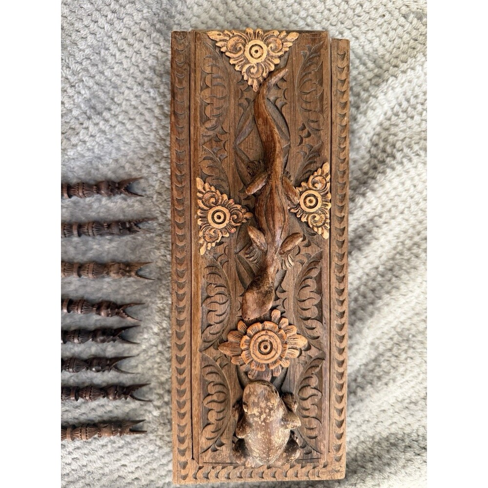 Vintage Hand Carved Wood Box with Chopsticks Lizard and Frog Set of 8 Sticks - Picture 3 of 15